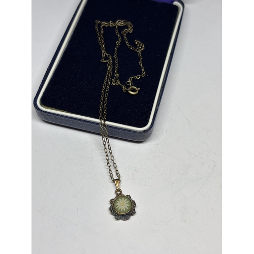 681 - A WEDGWOOD TRI-COLOUR HALLMARKED BIRMINGHAM SILVER DAISY PENDANT ON A CHAIN IN ORIGINAL PRESENTATION... 