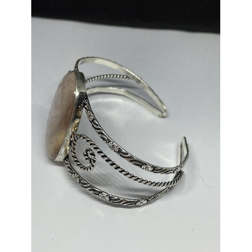 710 - A MARKED 925 SILVER BANGLE WITH LARGE JASPER STONE