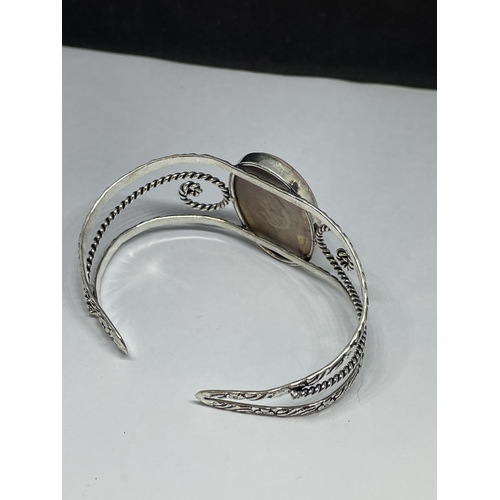 710 - A MARKED 925 SILVER BANGLE WITH LARGE JASPER STONE