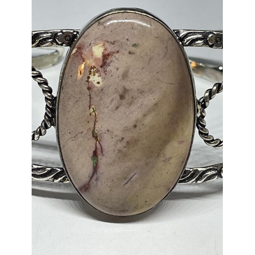 710 - A MARKED 925 SILVER BANGLE WITH LARGE JASPER STONE