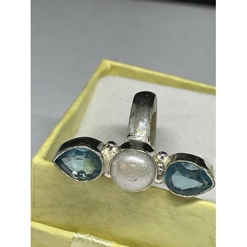 711 - A MARKED 925 SILVER BLUE TOPAZ AND PEARL RING IN A PRESENTATION BOX