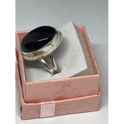 722 - A MARKED 925 SILVER RING WITH ONYX STONE SIZE R IN A PRESENTATION BOX