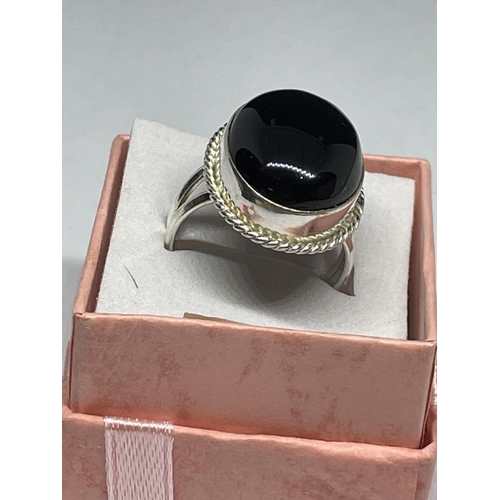 722 - A MARKED 925 SILVER RING WITH ONYX STONE SIZE R IN A PRESENTATION BOX