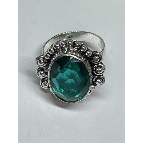 724 - A MARKED 925 SILVER RING WITH GREEN STONE IN A PRESENTATION BOX