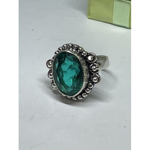 724 - A MARKED 925 SILVER RING WITH GREEN STONE IN A PRESENTATION BOX