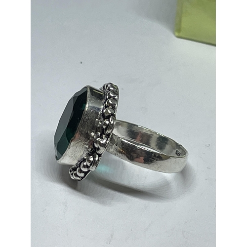 724 - A MARKED 925 SILVER RING WITH GREEN STONE IN A PRESENTATION BOX