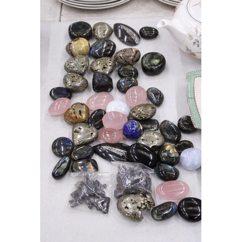 194 - A COLLECTION OF SEMI PRECIOUS STONES AND CRYSTALS