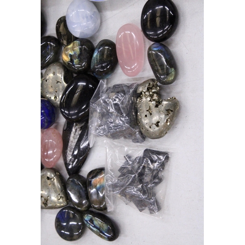 194 - A COLLECTION OF SEMI PRECIOUS STONES AND CRYSTALS