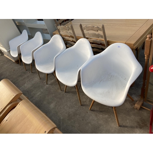 2712 - A SET OF FIVE PLASTIC TUB CHAIRS ON BEECH LEGS