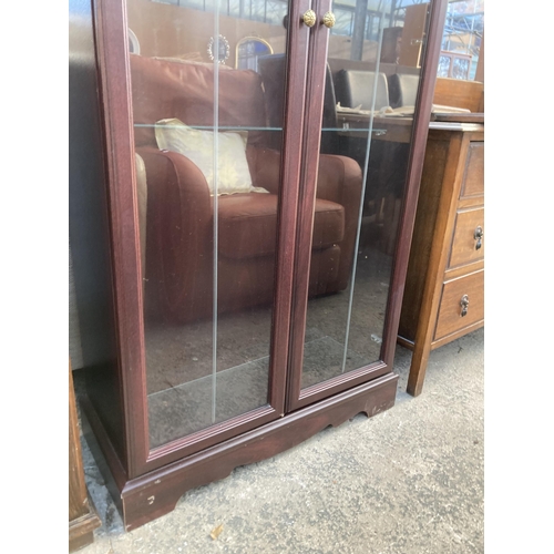 2746 - A HOMEWORTHY FURNITURE TWO DOOR MAHOGANY EFFECT DISPLAY CABINET, 30