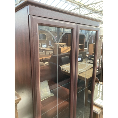 2746 - A HOMEWORTHY FURNITURE TWO DOOR MAHOGANY EFFECT DISPLAY CABINET, 30