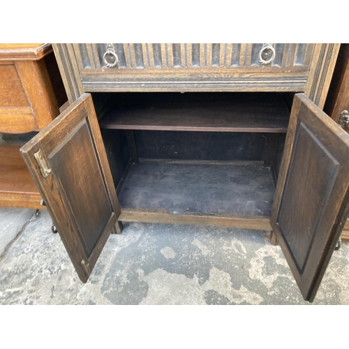 2748 - AN OAK COCKTAIL CABINET WITH LINEN FOLD PANEL, SINGLE DRAWER AND CUPBOARDS TO BASE, 29.5