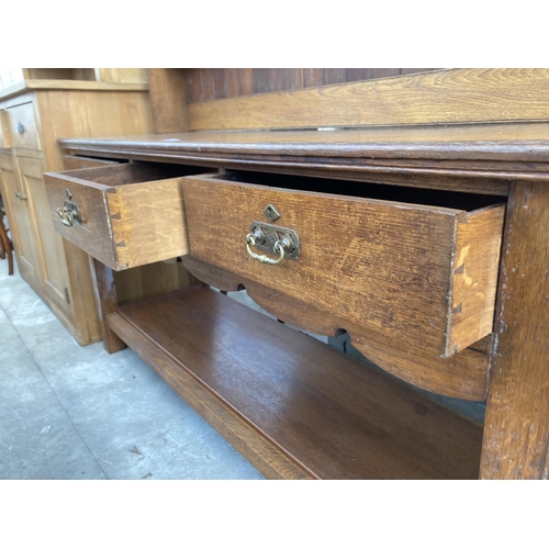 2749 - AN 18TH CENTURY STYLE OAK DRESSER ENCLOSING THREE DRAWERS, POT BOARD AND PLATE RACK, 60