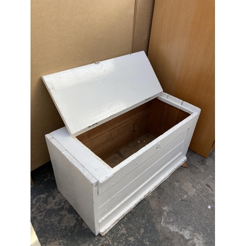 2892 - A WHITE PAINTED BLANKET BOX, 31