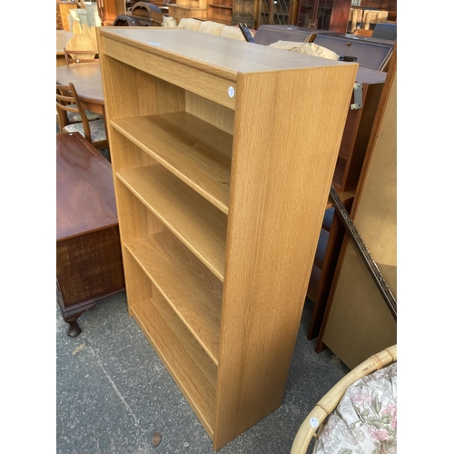 2895 - AN OAK EFFECT OPEN FOUR TIER BOOKCASE, 29.5