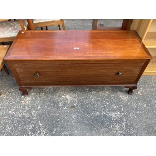 2896 - A MAHOGANY WINDOW SEAT WITH SINGLE DRAWER ON SHORT CABRIOLE LEGS, 47