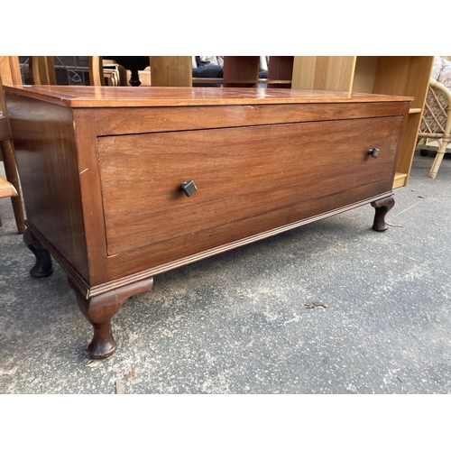 2896 - A MAHOGANY WINDOW SEAT WITH SINGLE DRAWER ON SHORT CABRIOLE LEGS, 47