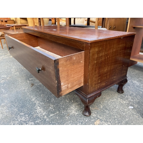 2896 - A MAHOGANY WINDOW SEAT WITH SINGLE DRAWER ON SHORT CABRIOLE LEGS, 47