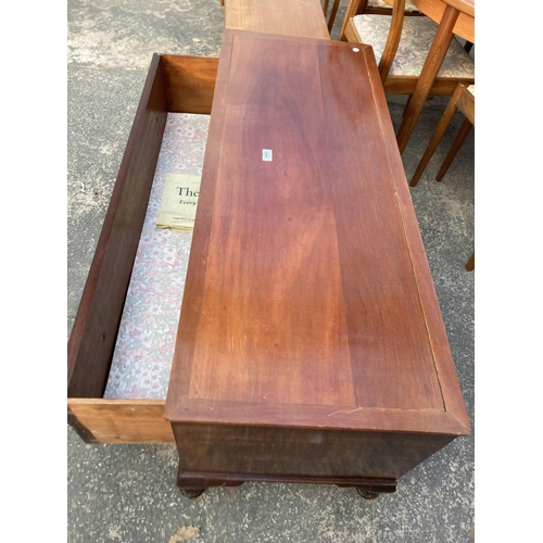 2896 - A MAHOGANY WINDOW SEAT WITH SINGLE DRAWER ON SHORT CABRIOLE LEGS, 47