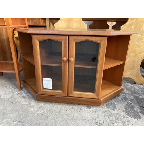 2900 - A SUTCLIFFE FURNITURE CORNER T.V. STAND WITH TWO GLASS DOORS, 39