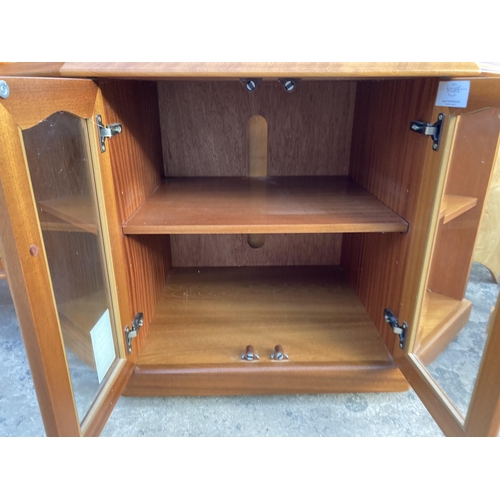 2900 - A SUTCLIFFE FURNITURE CORNER T.V. STAND WITH TWO GLASS DOORS, 39