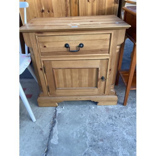 2902 - A PINE SIDE CABINET WITH SINGLE DOOR AND DRAWER, 17.5