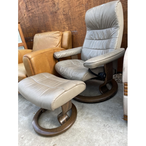 2518 - A STRESSLESS EKORNES REVOLVING RECLINER CHAIR AND MATCHING STOOL