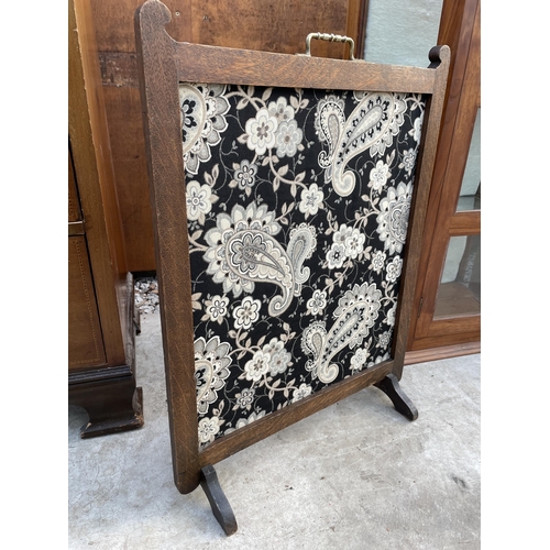 2521 - AN EDWARDIAN OAK FRAMED FIRESCREEN WITH BRASS CARRYING HANDLE