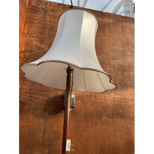 2526 - A RETRO TEAK STANDARD LAMP WITH SHADE