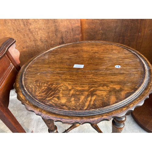 2527 - AN EARLY 20TH CENTURY OAK LAMP TABLE ON TURNED LEGS AND STRETCHERS, 20