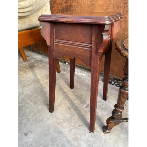 2527 - AN EARLY 20TH CENTURY OAK LAMP TABLE ON TURNED LEGS AND STRETCHERS, 20