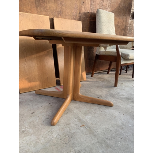 2529 - A RETRO OAK DANISH STYLE EXTENDING DINING TABLE, 39