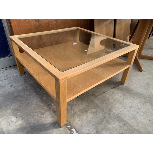 2530 - AN OAK TWO TIER COFFEE TABLE WITH INSET GLASS TOP, 35.5