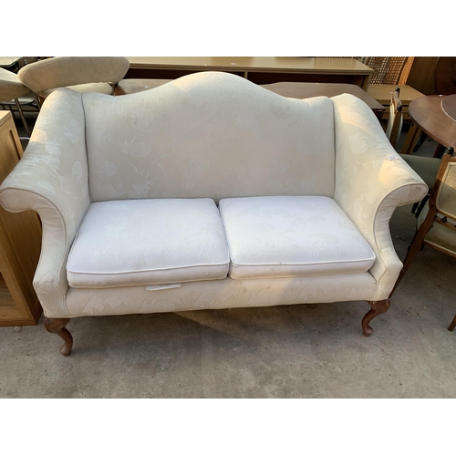 2544 - A BASSETTE FURNITURE VICTORIAN STYLE COUCH WITH SCROLL ARMS ON CABRIOLE FRONT LEGS