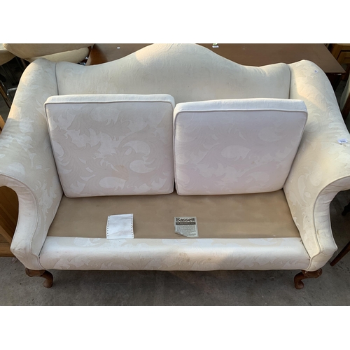 2544 - A BASSETTE FURNITURE VICTORIAN STYLE COUCH WITH SCROLL ARMS ON CABRIOLE FRONT LEGS