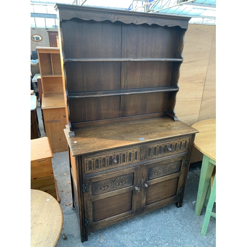 2566 - AN OAK JACOBEAN STYLE DRESSER WITH PLATE RACK, 42