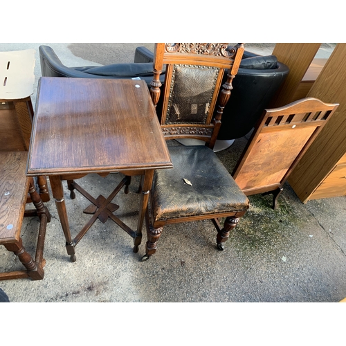 2577 - AN EDWARDIAN MAHOGANY CENTRE TABLE, MAHOGANY AND LEATHER FIRESCREEN AND A VICTORIAN DINING CHAIR