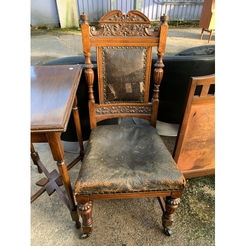 2577 - AN EDWARDIAN MAHOGANY CENTRE TABLE, MAHOGANY AND LEATHER FIRESCREEN AND A VICTORIAN DINING CHAIR