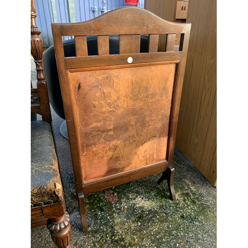 2577 - AN EDWARDIAN MAHOGANY CENTRE TABLE, MAHOGANY AND LEATHER FIRESCREEN AND A VICTORIAN DINING CHAIR