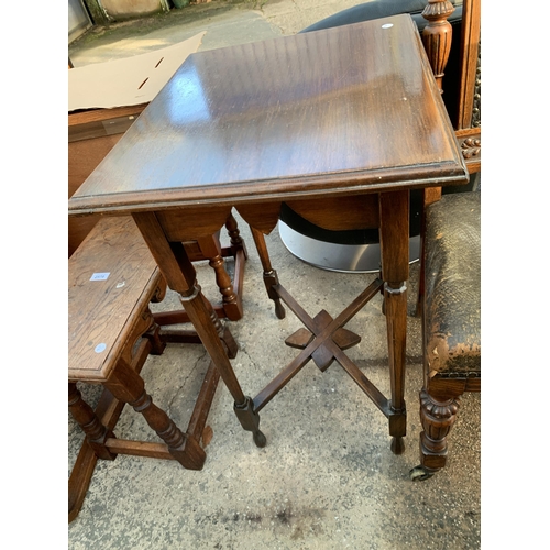 2577 - AN EDWARDIAN MAHOGANY CENTRE TABLE, MAHOGANY AND LEATHER FIRESCREEN AND A VICTORIAN DINING CHAIR