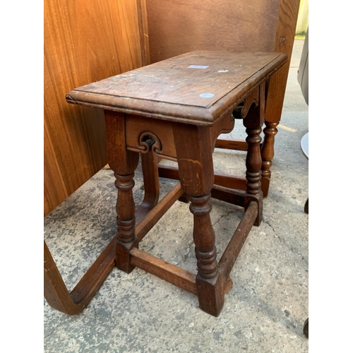 2578 - AN OAK JACOBEAN STYLE STOOL ON TURNED LEGS