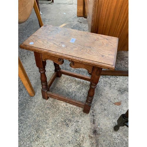 2578 - AN OAK JACOBEAN STYLE STOOL ON TURNED LEGS