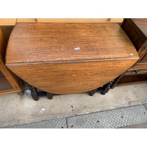 2589 - AN EARLY 20TH CENTURY OVAL OAK GATE LEG DINING TABLE ON BARLEY TWIST LEGS, 61