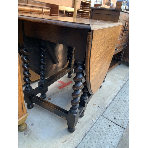 2589 - AN EARLY 20TH CENTURY OVAL OAK GATE LEG DINING TABLE ON BARLEY TWIST LEGS, 61