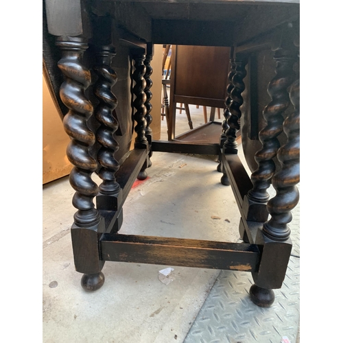 2589 - AN EARLY 20TH CENTURY OVAL OAK GATE LEG DINING TABLE ON BARLEY TWIST LEGS, 61