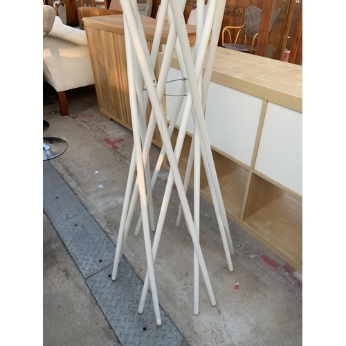 2599 - A WHITE RETRO TREE SHAPED COAT/HAT RACK