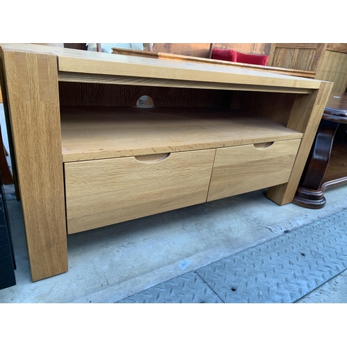 2610 - AN OAK TV/VIDEO STAND, 40