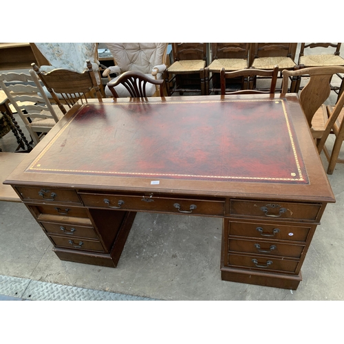 2613 - A MAHOGANY TWIN PEDESTAL DESK WITH LEATHER TOP AND EIGHT DRAWERS, 60