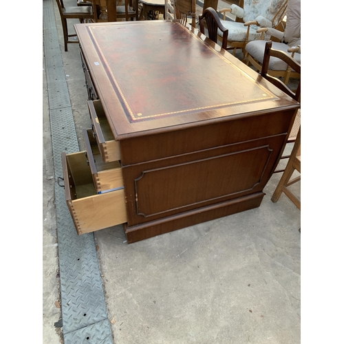 2613 - A MAHOGANY TWIN PEDESTAL DESK WITH LEATHER TOP AND EIGHT DRAWERS, 60