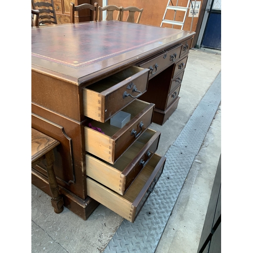 2613 - A MAHOGANY TWIN PEDESTAL DESK WITH LEATHER TOP AND EIGHT DRAWERS, 60